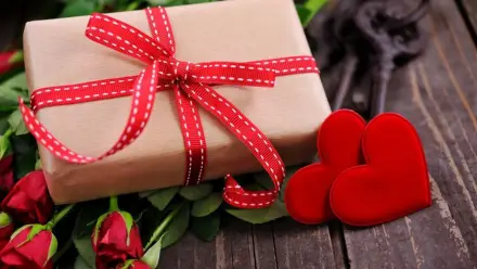 Top 5 quà tặng bạn gái ý nghĩa: Từ son kem đến socola, hoa tươi