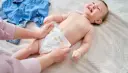 Tã dán cho bé mùa hè: chọn loại thoáng, chống hăm