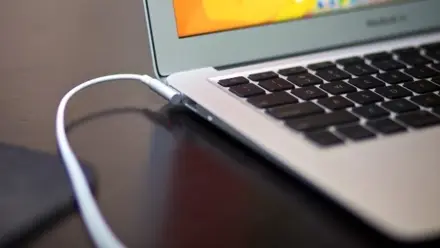 [GIẢI ĐÁP THẮC MẮC] Có nên vừa sạc vừa dùng laptop không?