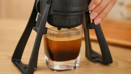 Top 7 máy pha cà phê cầm tay tốt nhất 2025: STARESSO, Wacaco, HiBREW