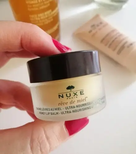 Review son dưỡng Nuxe Rêve de Miel: 'Hũ mật ong' cho môi khô nứt nẻ