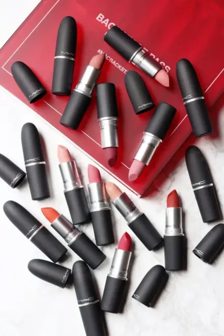 Review son MAC Powder Kiss: 'Nụ hôn' mịn lì cho đôi môi